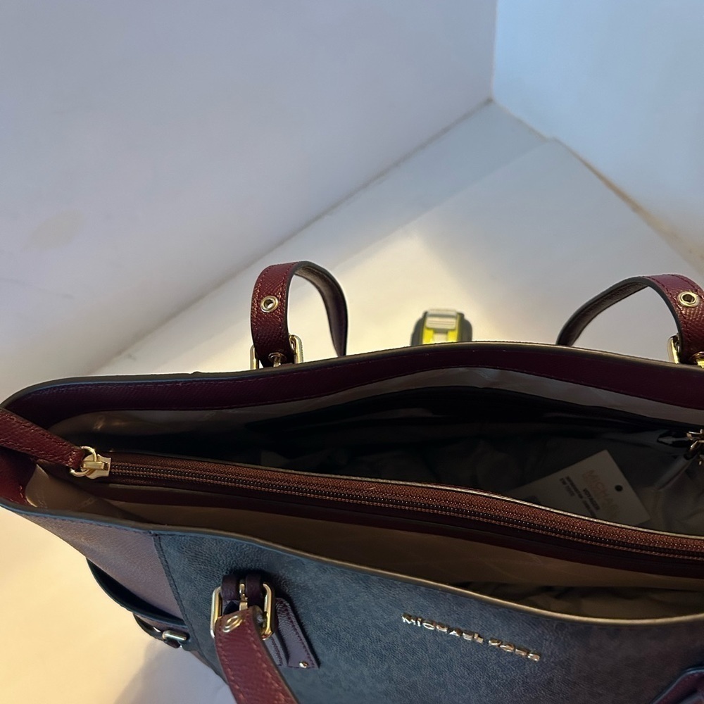 Michael Kors NWT Voyager East West Two Tone Leather medium Tote - Picture 10 of 10